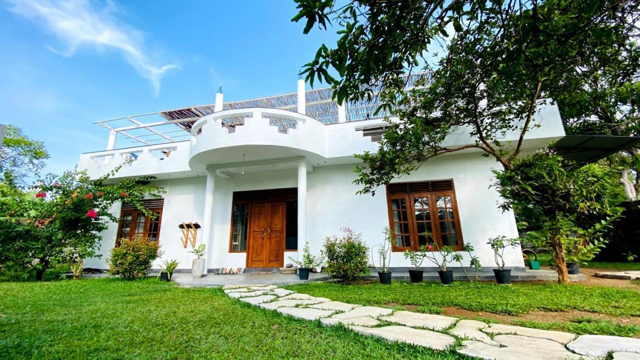 Madiha Surf House Lanka 호텔 마타라 외부 사진